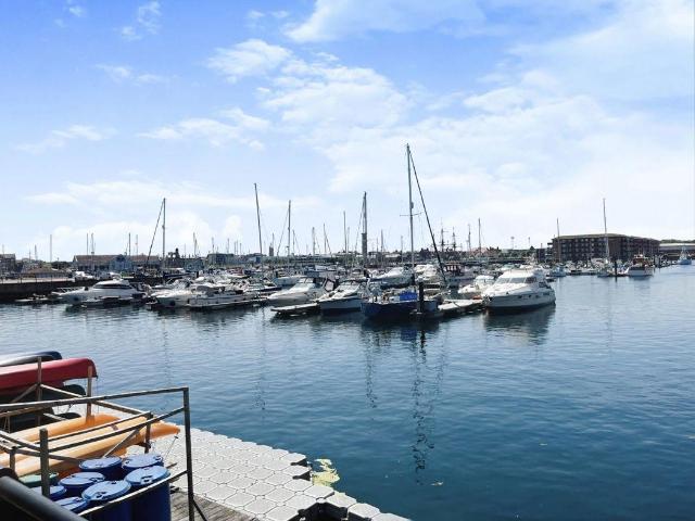 2 bed flat for sale