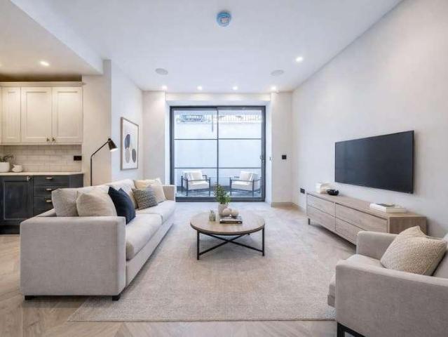2 bed flat for sale