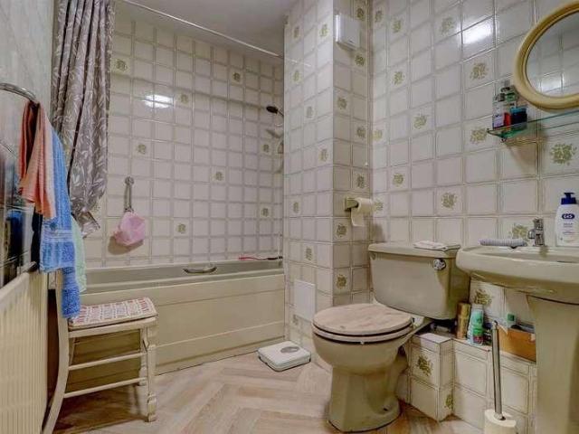 2 bed flat for sale