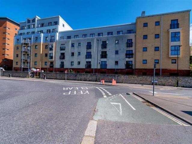 2 bed flat for sale