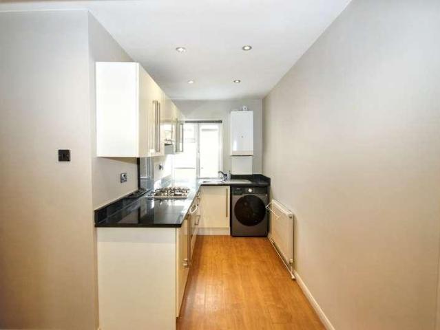 2 bed flat for sale