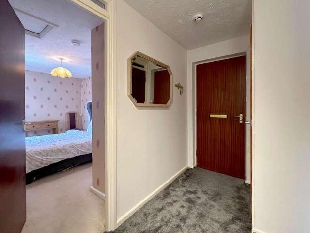 2 bed flat for sale