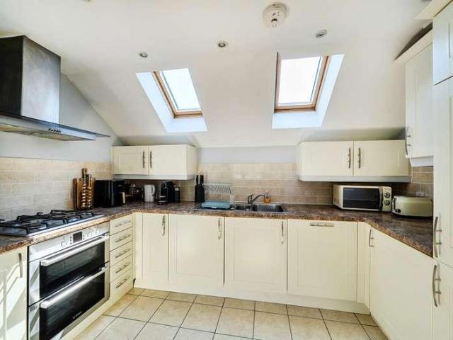 2 bed flat for sale