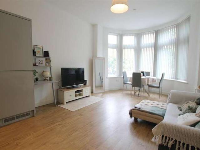 2 bed flat for sale