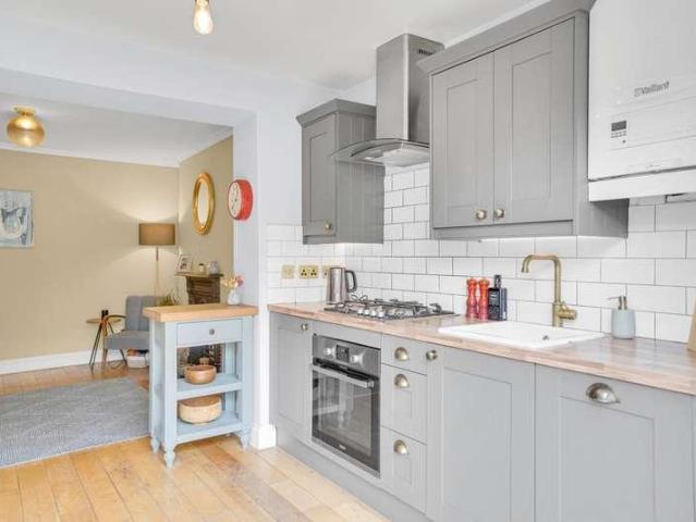 2 bed flat for sale