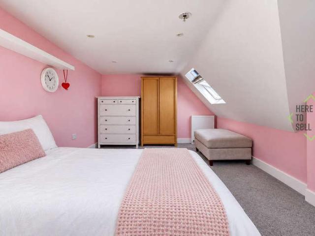 2 bed flat for sale
