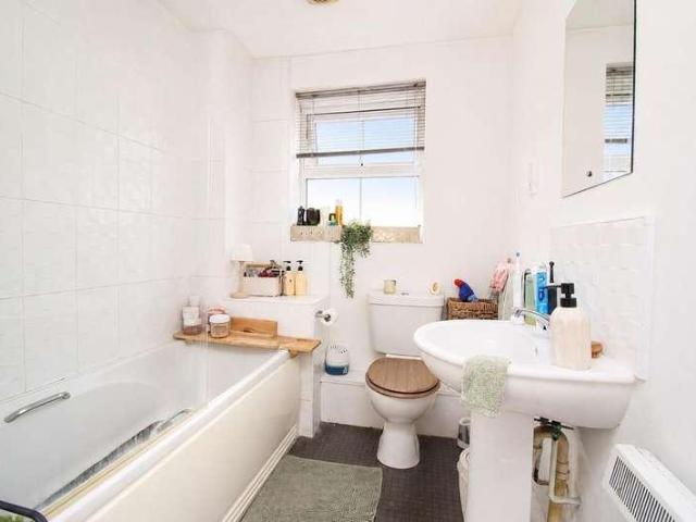 2 bed flat for sale