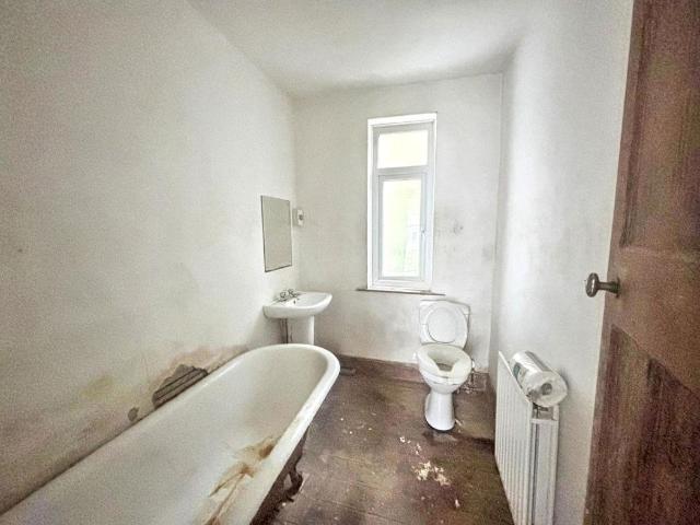 2 bed flat for sale