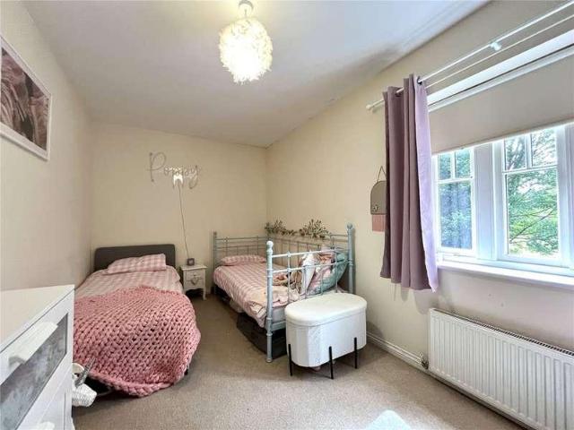 2 bed flat for sale