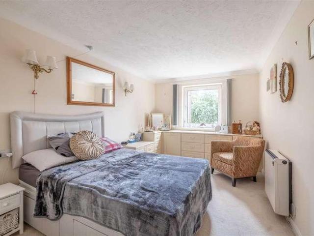 2 bed flat for sale