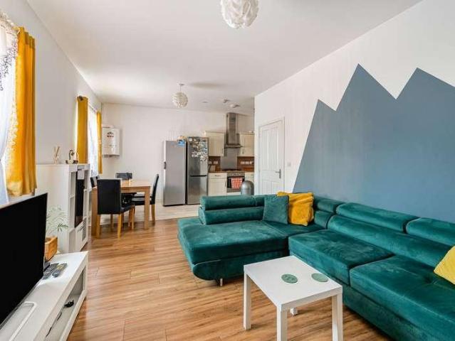 2 bed flat for sale