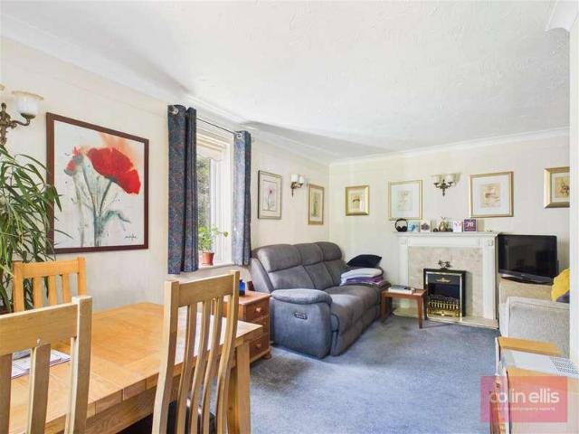 2 bed flat for sale
