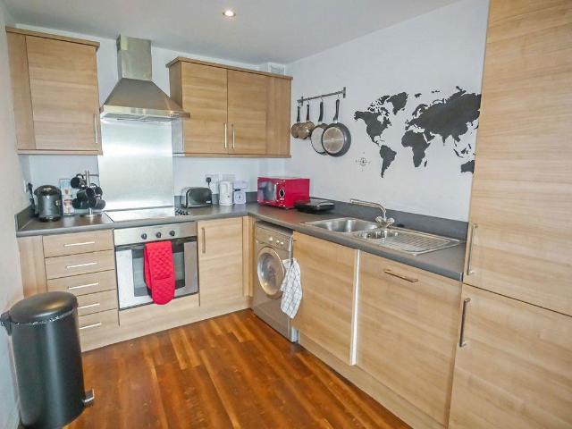 2 bed flat for sale