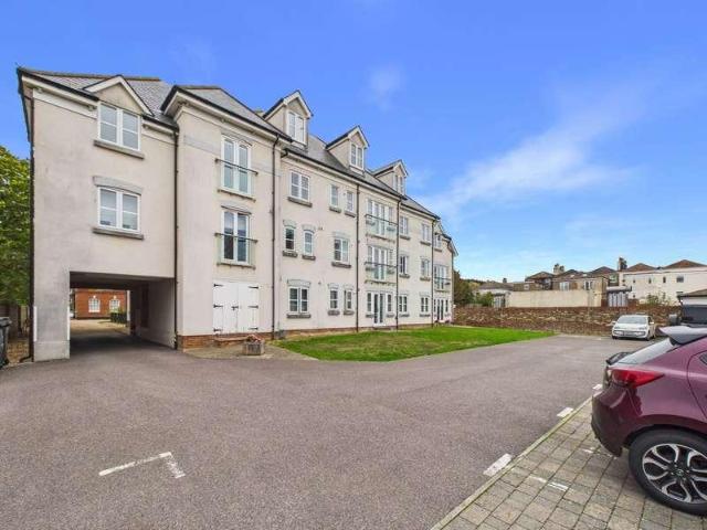2 bed flat for sale