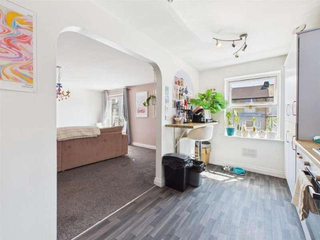 2 bed flat for sale