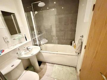 2 bed flat for sale