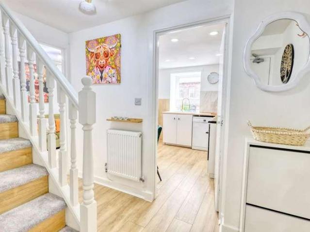 2 bed flat for sale