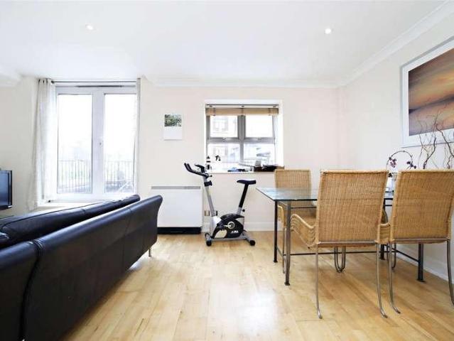 2 bed flat for sale