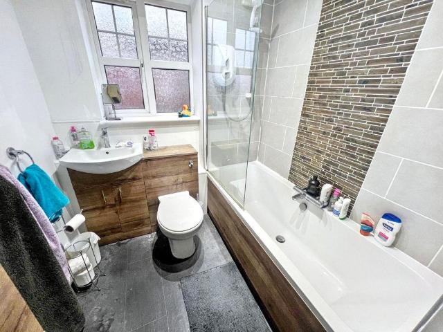 2 bed flat for sale