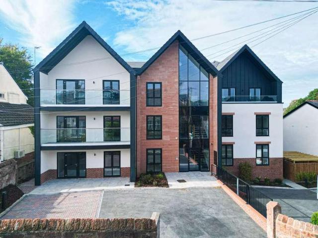 2 bed flat for sale