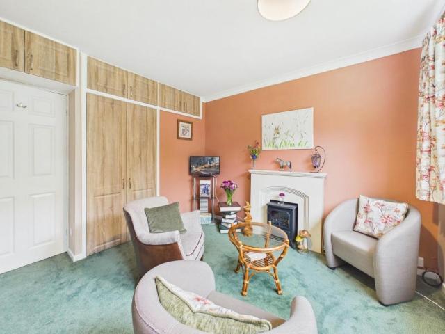 2 bed flat for sale