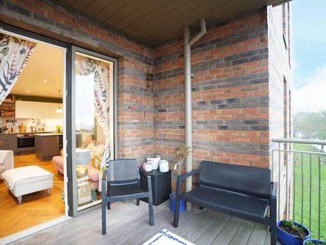 2 bed flat for sale