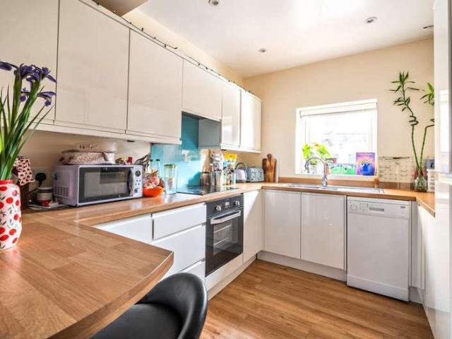 2 bed flat for sale
