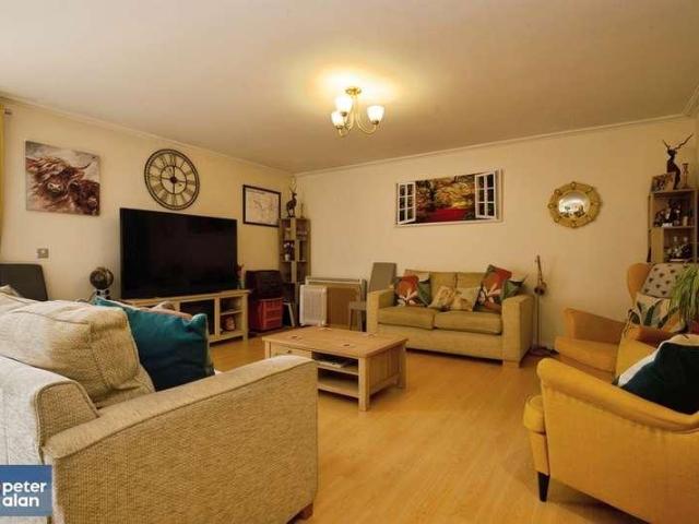2 bed flat for sale