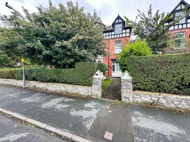 2 bed flat for sale