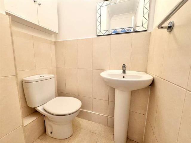 2 bed flat for sale