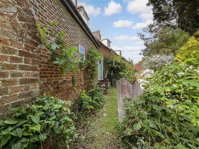 2 bed flat for sale