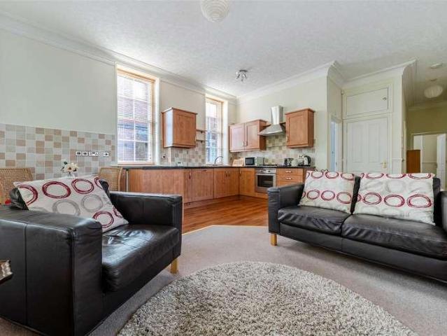 2 bed flat for sale