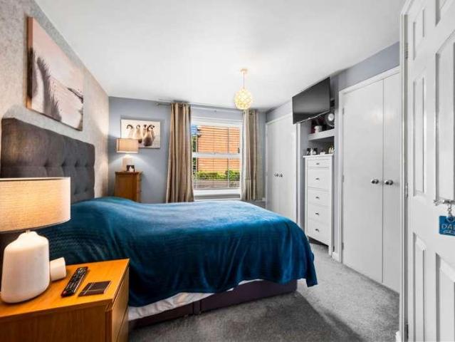 2 bed flat for sale