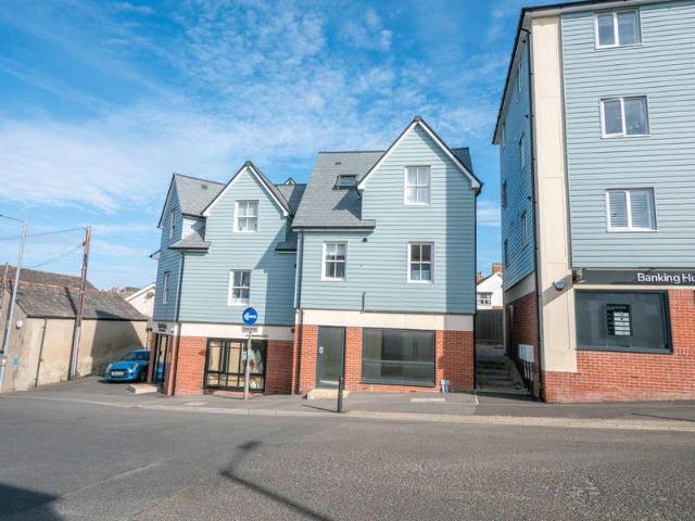 2 bed flat for sale