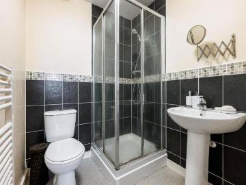 2 bed flat for sale