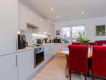 2 bed flat for sale