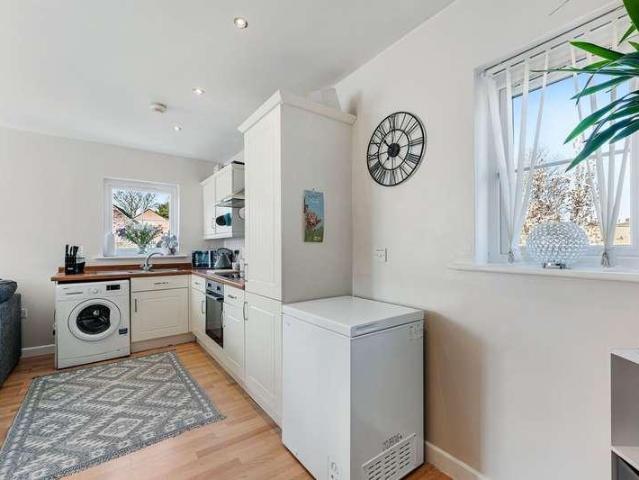 2 bed flat for sale