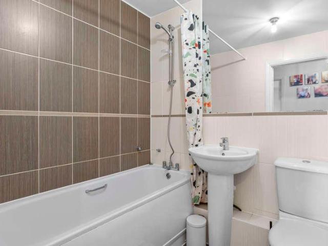 2 bed flat for sale