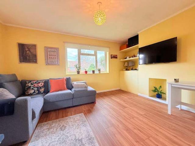 2 bed flat for sale