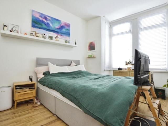 2 bed flat for sale