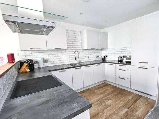 2 bed flat for sale