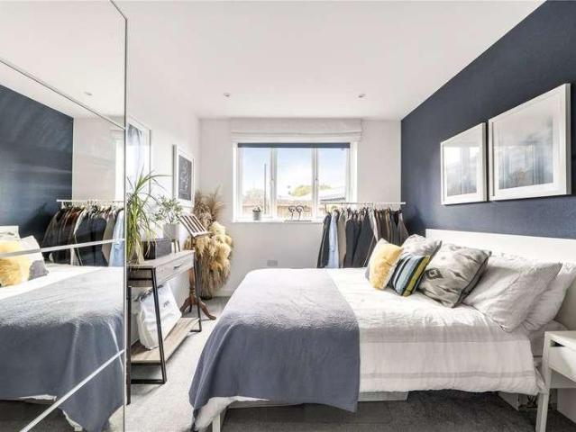 2 bed flat for sale