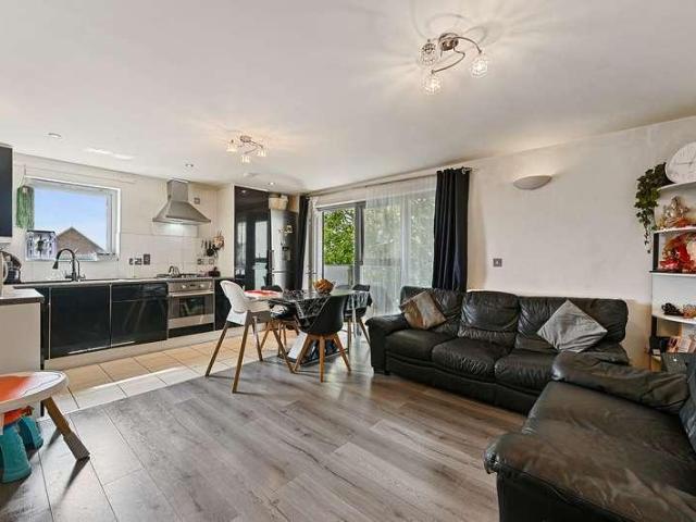 2 bed flat for sale