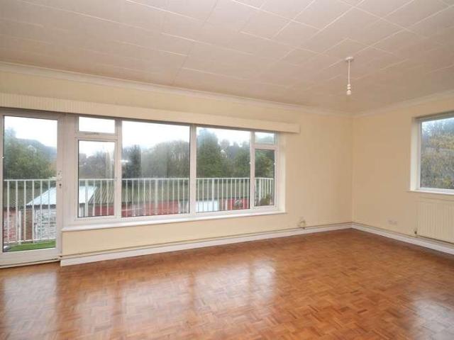 2 bed flat for sale