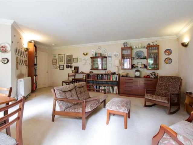 2 bed flat for sale