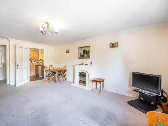 2 bed flat for sale