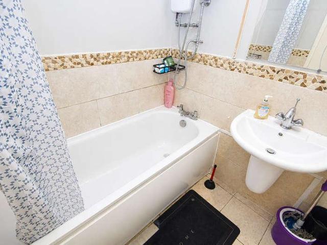 2 bed flat for sale
