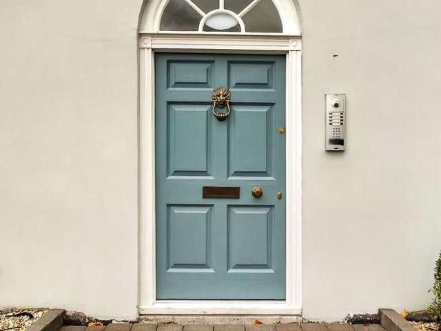 2 bed flat for sale
