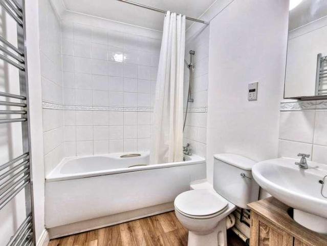 2 bed flat for sale