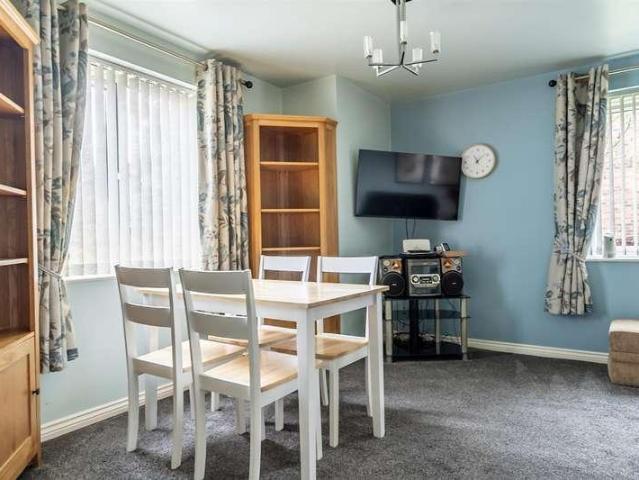 2 bed flat for sale